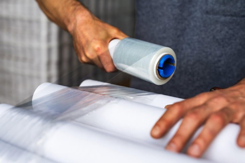 Jak prawidłowo pakować przesyłki folią stretch? Praktyczny poradnik z Krakowa