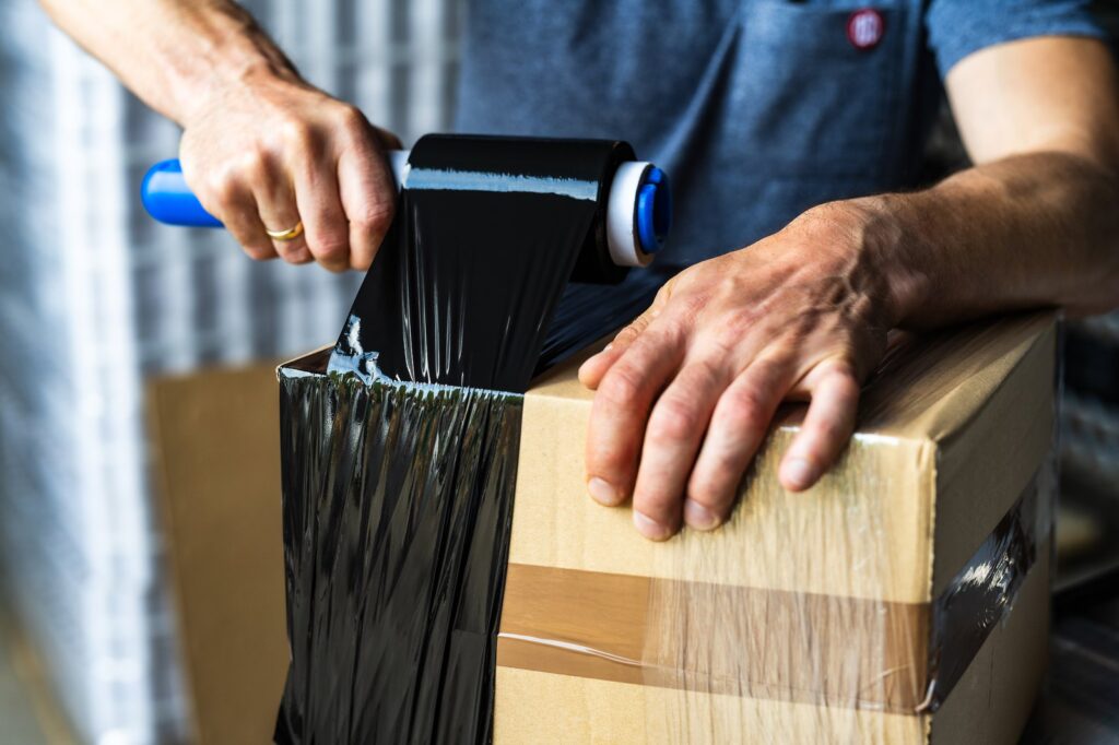 Folia stretch ręczna vs. maszynowa – kiedy warto zainwestować w owijarkę? Megjan Kraków